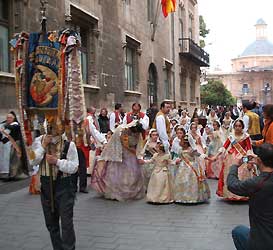 Las Fallas fiesta in Valencia photos / images  - Offering of Flowers / Ofrenda de las Flores