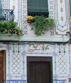 Calle de la Reina  - the place to see Valencian ceramics in Valencia, Spain