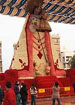 Las Fallas fiesta in Valencia photos / images  - Offering of Flowers / Ofrenda de las Flores