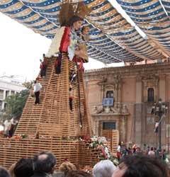 Las Fallas fiesta in Valencia photos / images  - Offering of Flowers / Ofrenda de las Flores